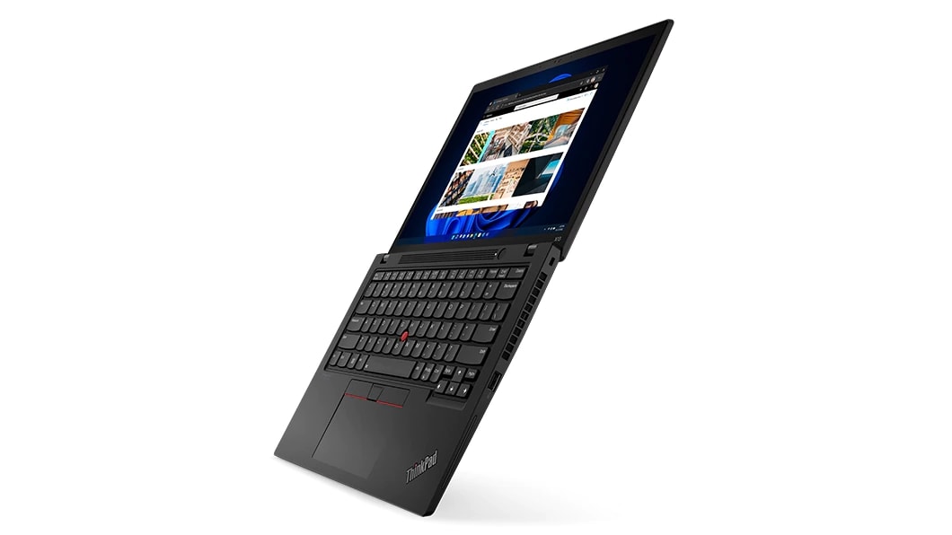 Vista lateral izquierda del ThinkPad X13 Gen 3 (13'' Intel), abierto 180 grados, inclinado verticalmente, con la pantalla y el teclado visibles