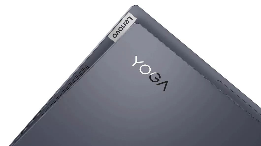 Lenovo Yoga Slim 7 (14", AMD) mostrando la marca Yoga