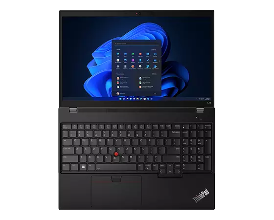Lenovo ThinkPad L15 Gen 4 (15" AMD) Notebook – Ansicht von vorne oben, Gehäusedeckel um 180 Grad geöffnet, mit einem Suchfenster vor einem blauen, gewellten Hintergrund