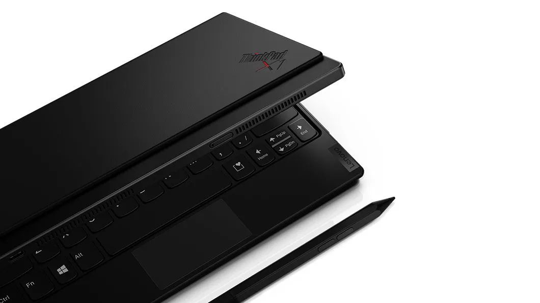 Vista de tres cuartos del lateral izquierdo del Lenovo ThinkPad X1 abierto a 45 grados para mostrar el teclado Bluetooth ubicado en la parte inferior de la pantalla