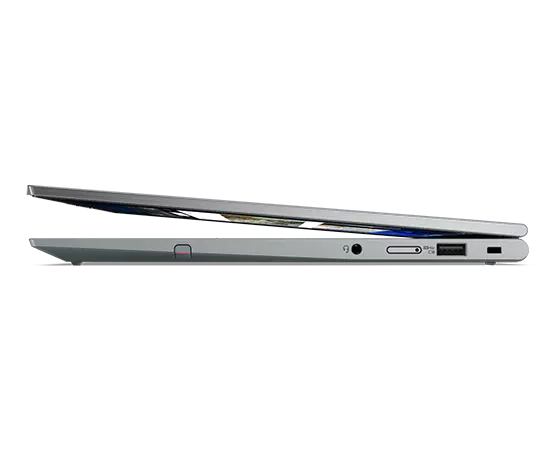 Vue de profil droit du Lenovo ThinkPad X1 Yoga Gen 8 2 en 1 avec couvercle légèrement ouvert.