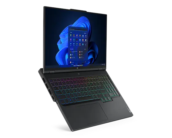 Vue de dessus du portable de gaming Lenovo Legion Pro 7 Gen 8 (16" AMD) légèrement ouvert, montrant l’écran avec une fleur et des icônes de Windows 11 ainsi que le clavier et les ports latéraux gauches