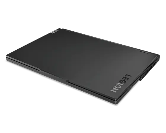 Lenovo Legion Pro 7 Gen 8 (16" AMD) Gaming-Notebook, Ansicht von rechts, geschlossen, mit Blick auf den Gehäusedeckel mit Legion und Lenovo Logo sowie die Anschlüsse auf der rechten Seite