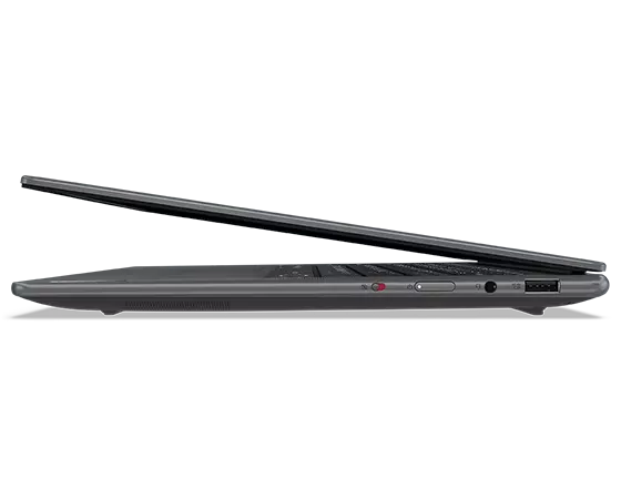 Portable Yoga Pro 7 Gen 8 légèrement ouvert, orienté vers la gauche, avec vue sur les ports latéraux gauche
