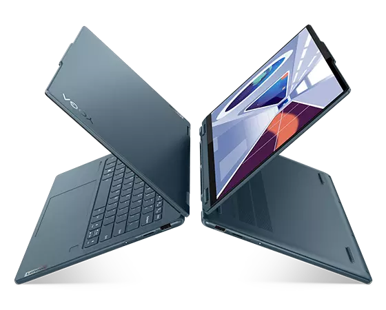 Zwei Yoga 7 Gen 8 (14'' AMD) Geräte Rücken an Rücken, eines im Laptop-Modus und eines im Tent-Modus