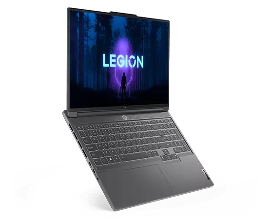 Vue avant de trois quarts gauche du Lenovo Legion Slim 7i Gen 8 (16 Intel) ouvert au-delà de 90 degrés, avec un logo Legion à l’écran