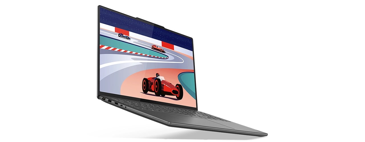 Vue avant gauche du Lenovo Yoga Pro 9i Gen 8 (16'' Intel) avec une voiture de course animée à l’écran