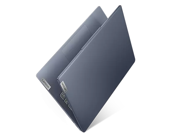 Linker vooraanzicht onder een hoek van een 14" Lenovo IdeaPad Slim 5 AMD, licht geopend met Lenovo-logo op de bovenzijde en zichtbare polssteun.
