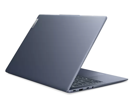 Rechter achteraanzicht van een 14" Lenovo IdeaPad Slim 5 AMD, 45 graden geopend, met Lenovo-logo op de bovenkant en een glimp van het toetsenbord.
