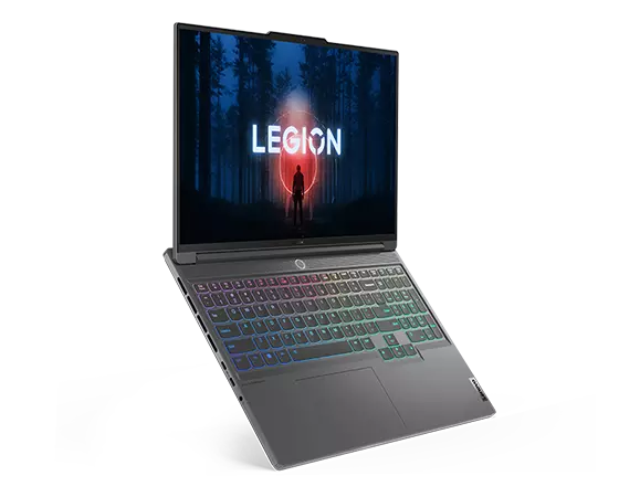 Lenovo Legion Slim 7 Gen 8 (16" AMD) set forfra i vinkel fra venstre og åbnet mere end 90 grader