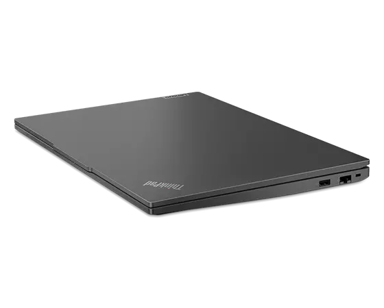Lenovo ThinkPad E16-laptop (16″ Intel): vooraanzicht vanaf rechts, scherm gesloten