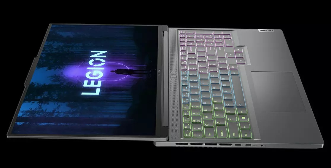 Gros plan de l’écran et du clavier RVB du portable Legion Slim 5i Gen 8